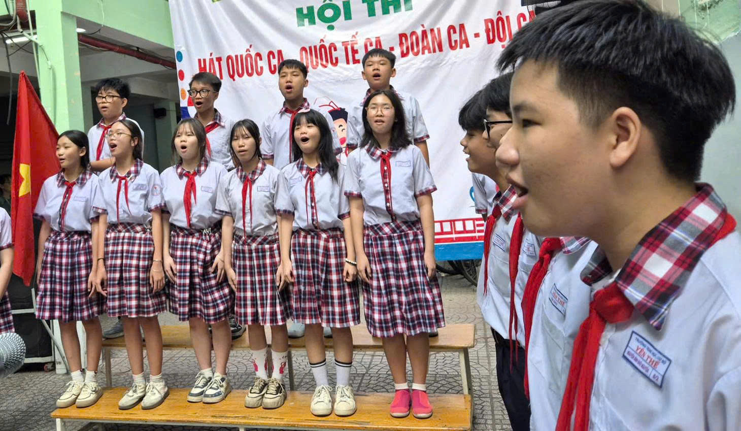 Hát tốp ca chào mừng ngày 20/11