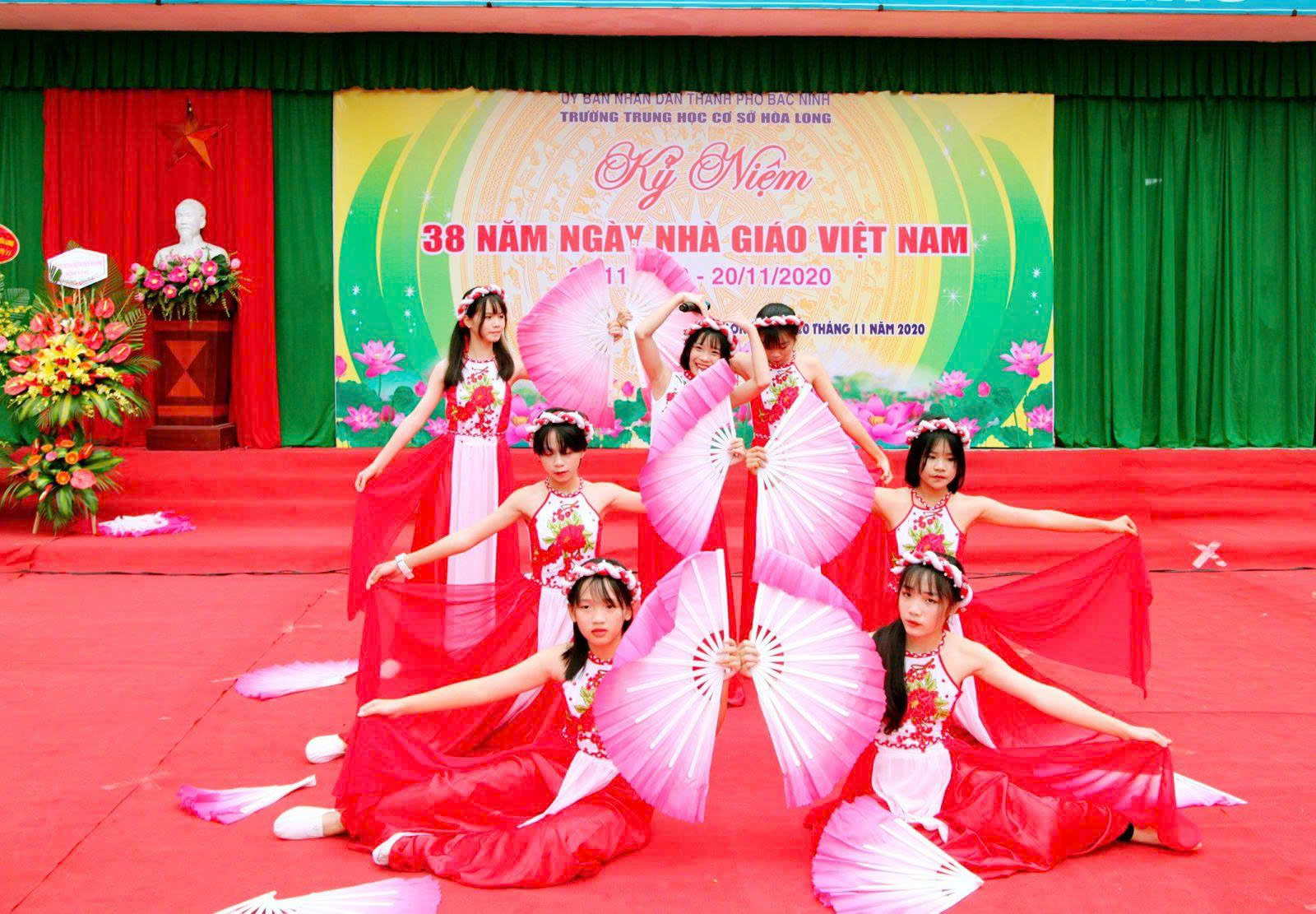 Múa tri ân thầy cô