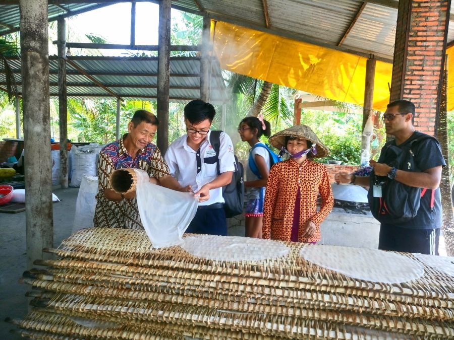 ghé thăm lò hủ tiếu truyền thống