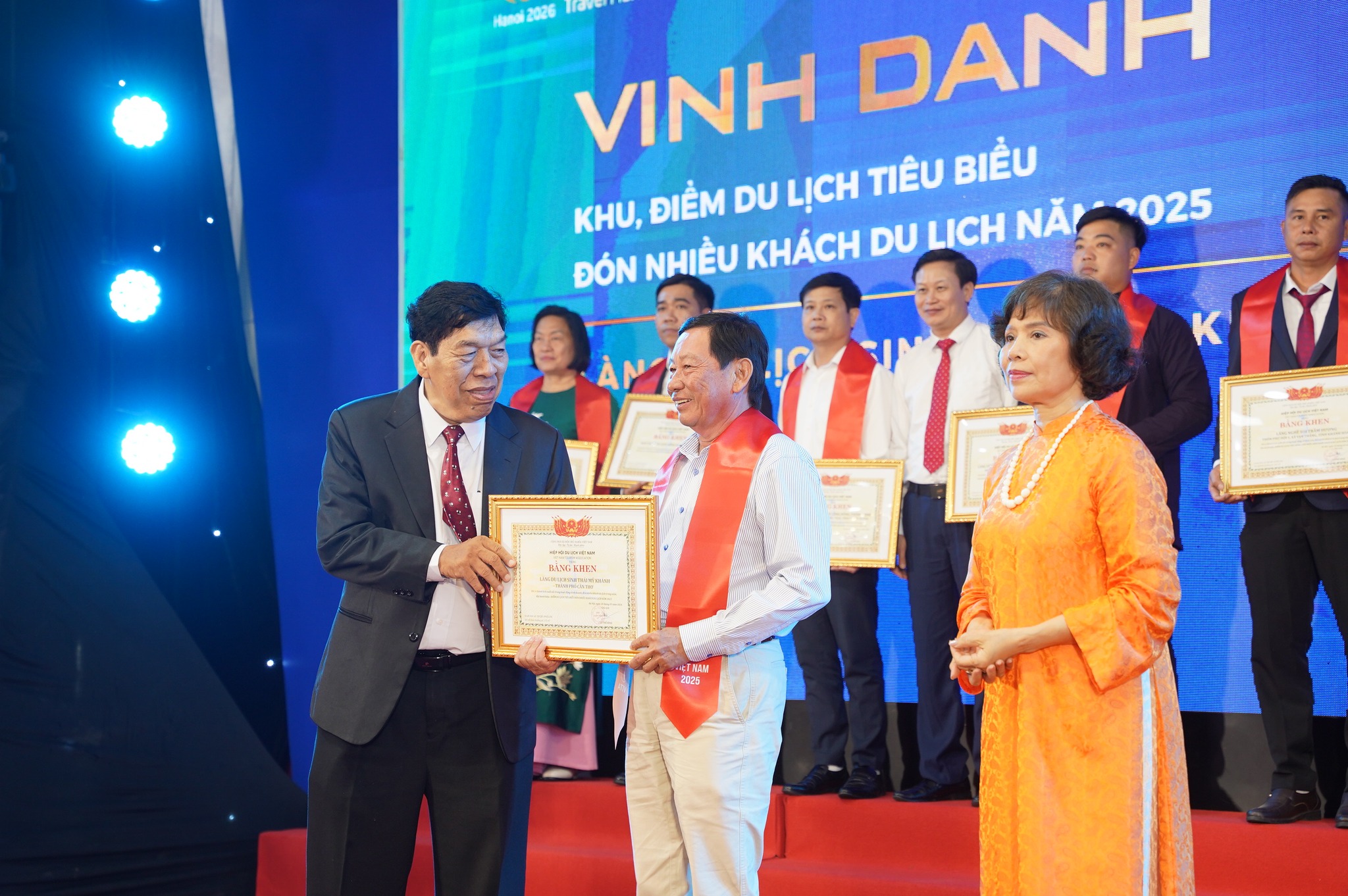 Tự hào khoảnh khắc VITM Hà Nội 2026 vinh danh Hiệp hội Du lịch Việt Nam trao danh hiệu “Khu, điểm du lịch tiêu biểu đón nhiều khách du lịch năm 2025” cho Làng Du lịch Mỹ Khánh – dấu ấn khẳng định sức hút và vị thế nổi bật trên bản đồ du lịch Việt Nam.