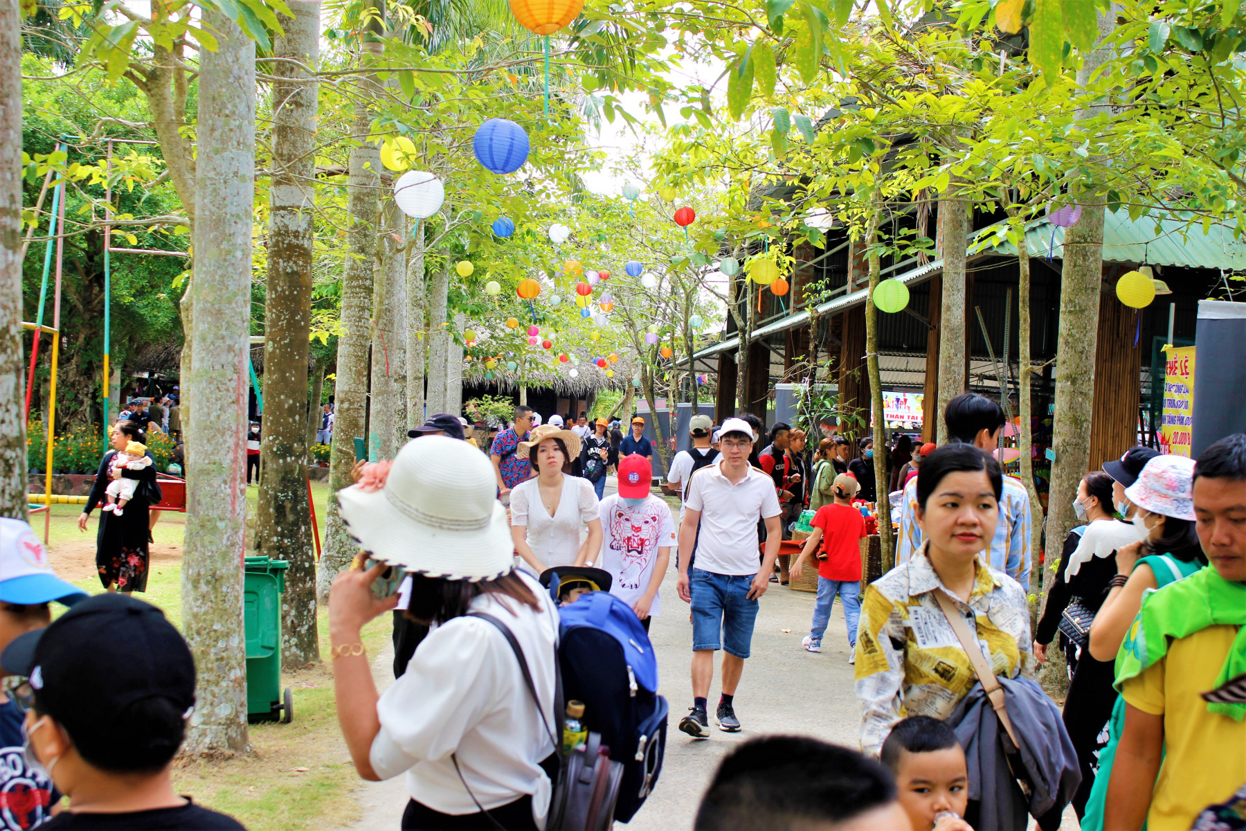 Hàng ngàn khách du lịch đến Cần Thơ tham dự Lễ Hội Sắc Xuân tại Làng du lịch Mỹ Khánh trong dịp tết - Quý Mão 2023