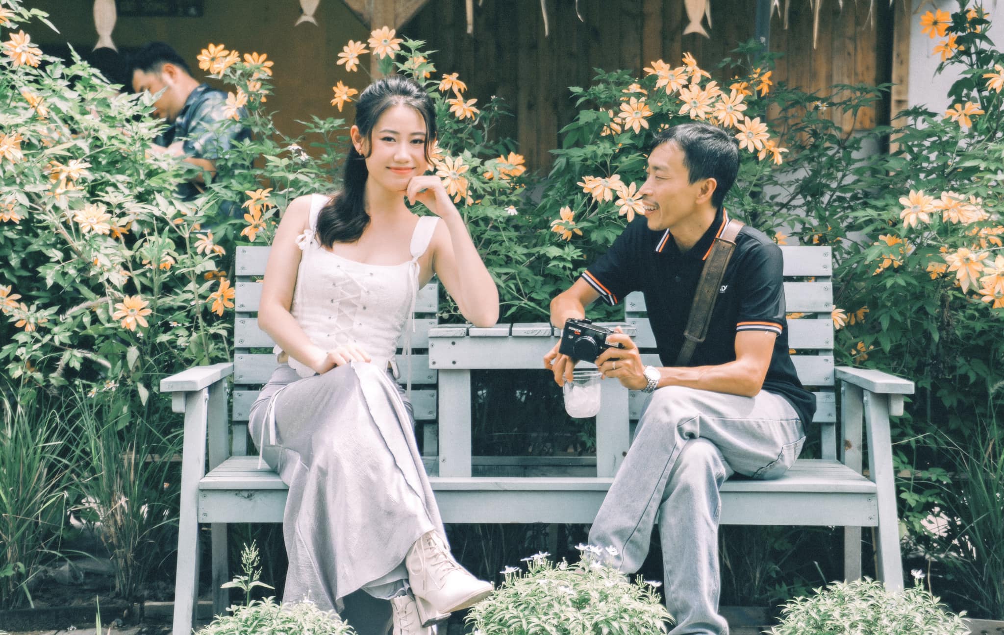 Chụp cùng máy ảnh chuyên nghiệp