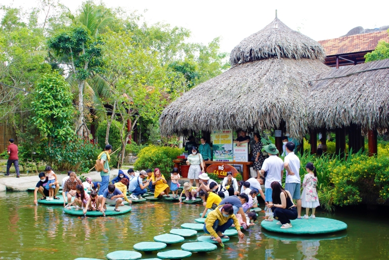Trải nghiệm cá bú bình tại Mỹ Khánh
