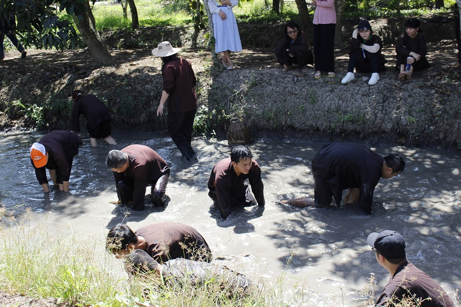 CATCHING FISH IN THE Ditch (MS010)