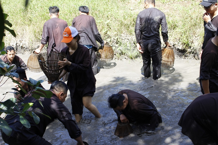 CATCHING FISH IN THE Ditch (MS010)