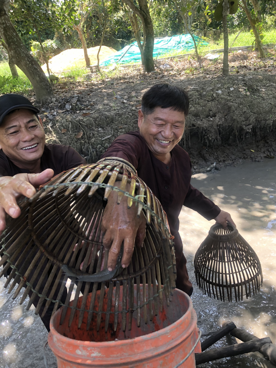 CATCHING FISH IN THE Ditch (MS010)