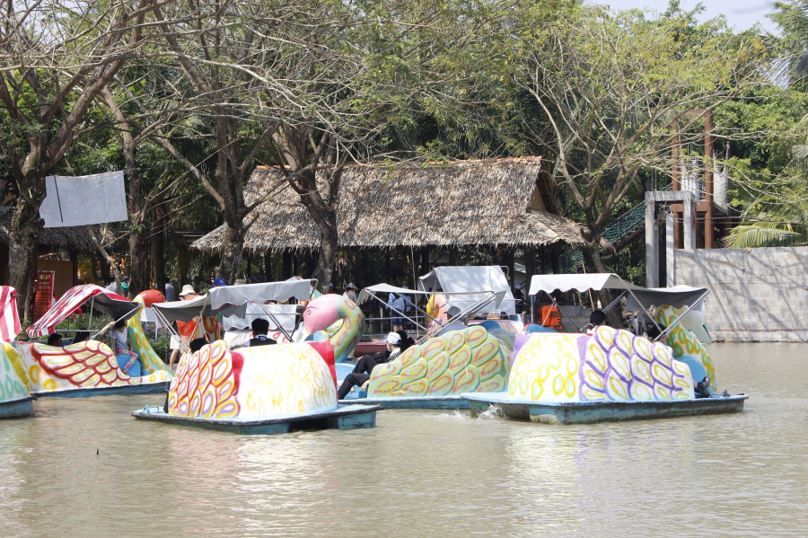 EXPERIENCE PEDAL CANOEING