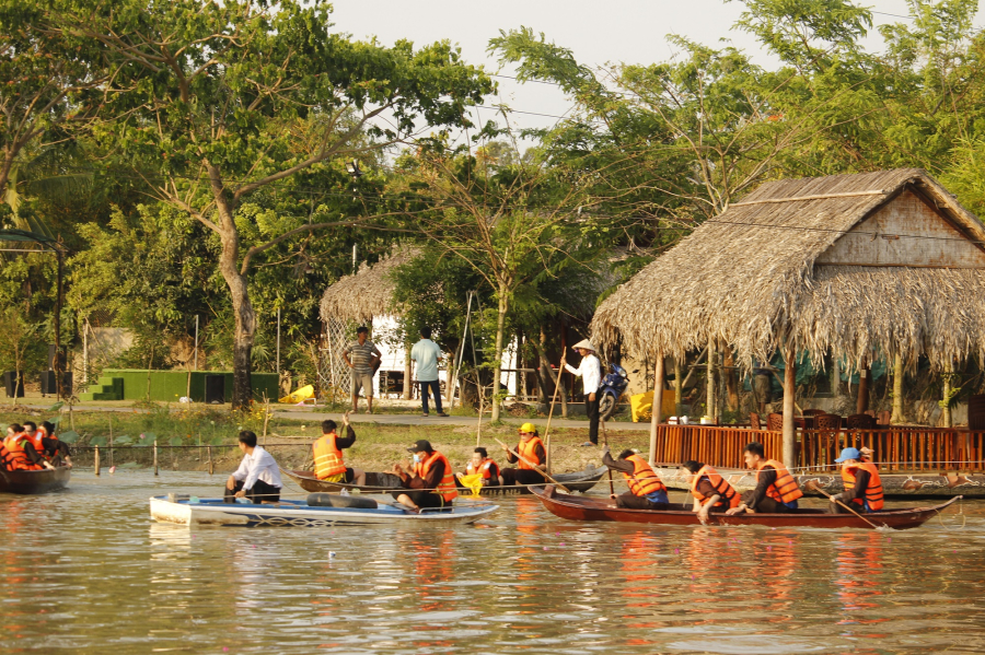 EXPERIENCE PEDAL CANOEING