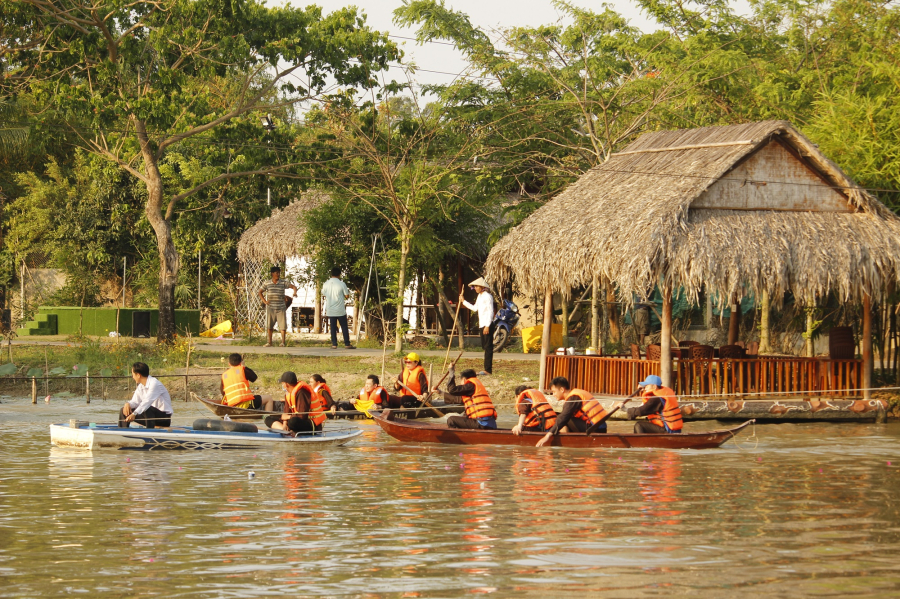 EXPERIENCE PEDAL CANOEING